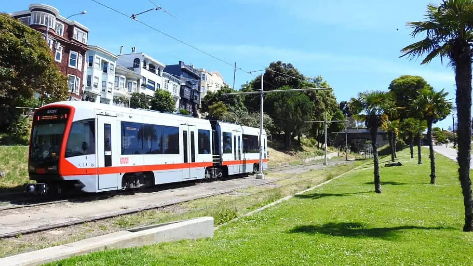 Un treno passeggeri MUNI corre lungo un binario a San Francisco.