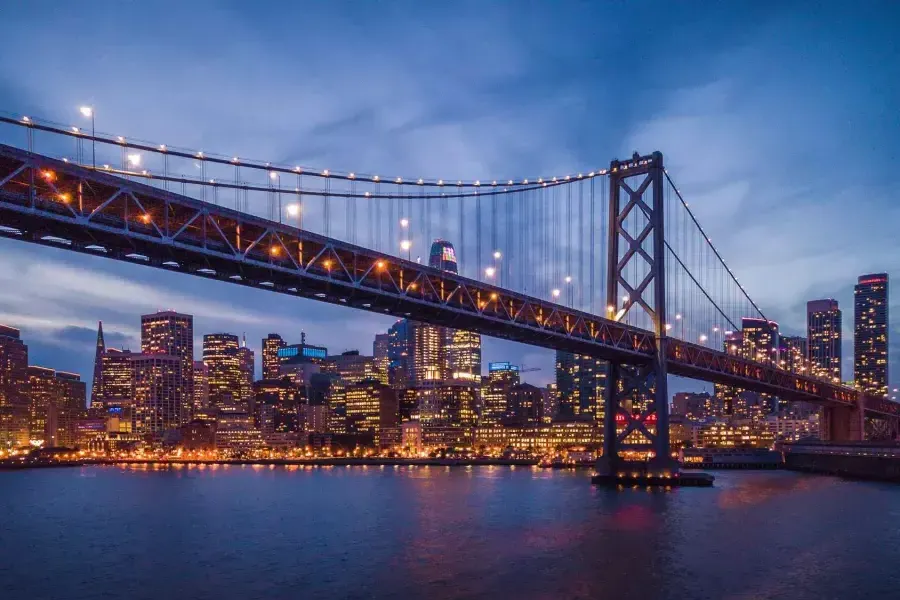 El Puente de la Bahía y el paseo marítimo de Embarcardero se iluminaron por la noche.