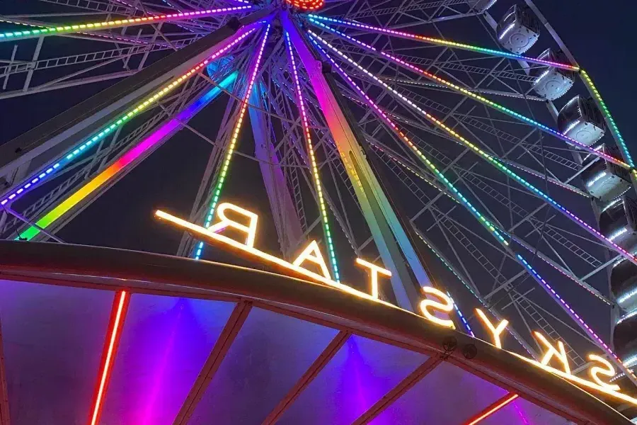 Close up view of the neon lights of the SkyStar ferris wheel in Golden Gate Park. 威尼斯人官网平台app，加利福尼亚.