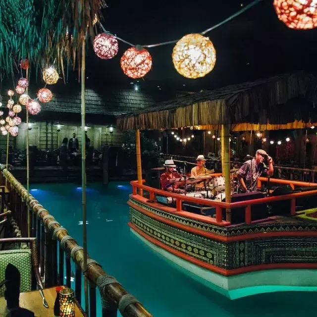 Le groupe house joue dans le lagon du célèbre Tonga Room de l'hôtel Fairmont de 威尼斯人官网平台app.