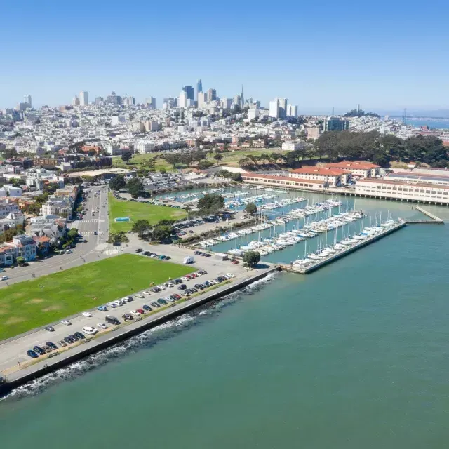 Aérea de Fort Mason 和 o horizonte de 威尼斯人官网平台app à distância.