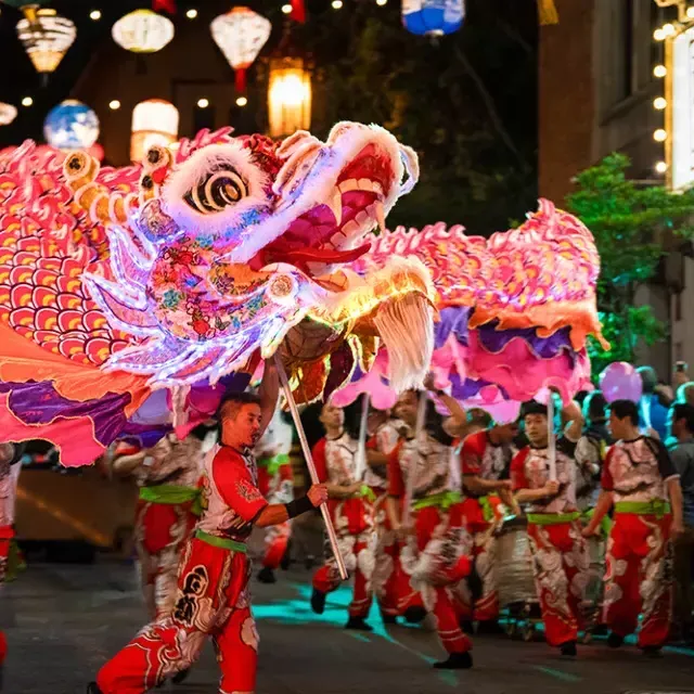 在威尼斯人官网平台app的新年游行中，舞者们操纵着一条发光的巨龙。.