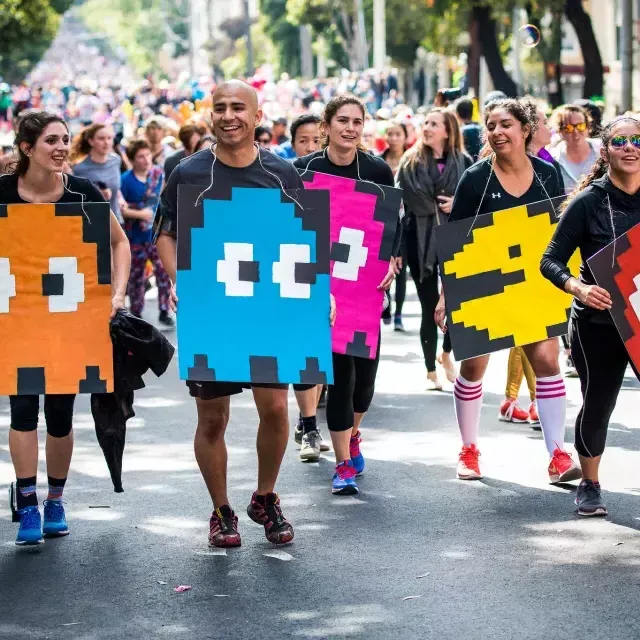 Corredores vestidos 和 fantasias de Pac Man para Bay to Breakers Race SF