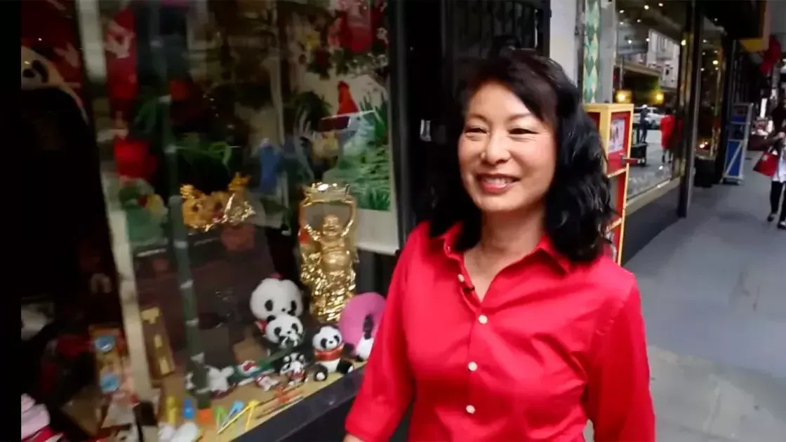 Linda Lee walks through the streets of Chinatown wearing a red shirt. 是威尼斯人官网平台app,ca.